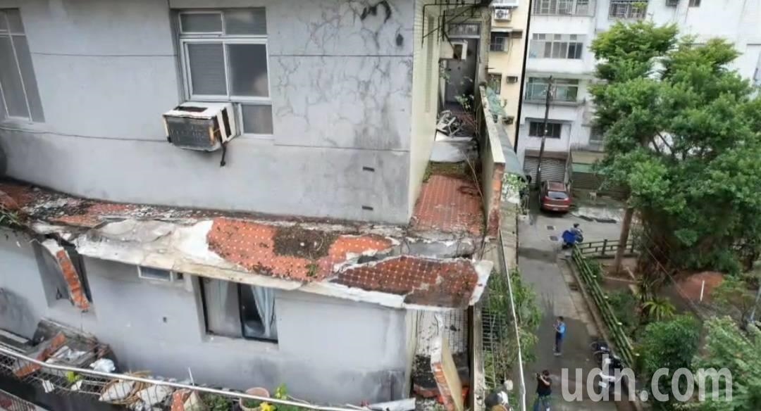 基隆東信路民宅4樓老舊女兒牆颱風崩落，岌岌可危未處理。記者游明煌／攝影 