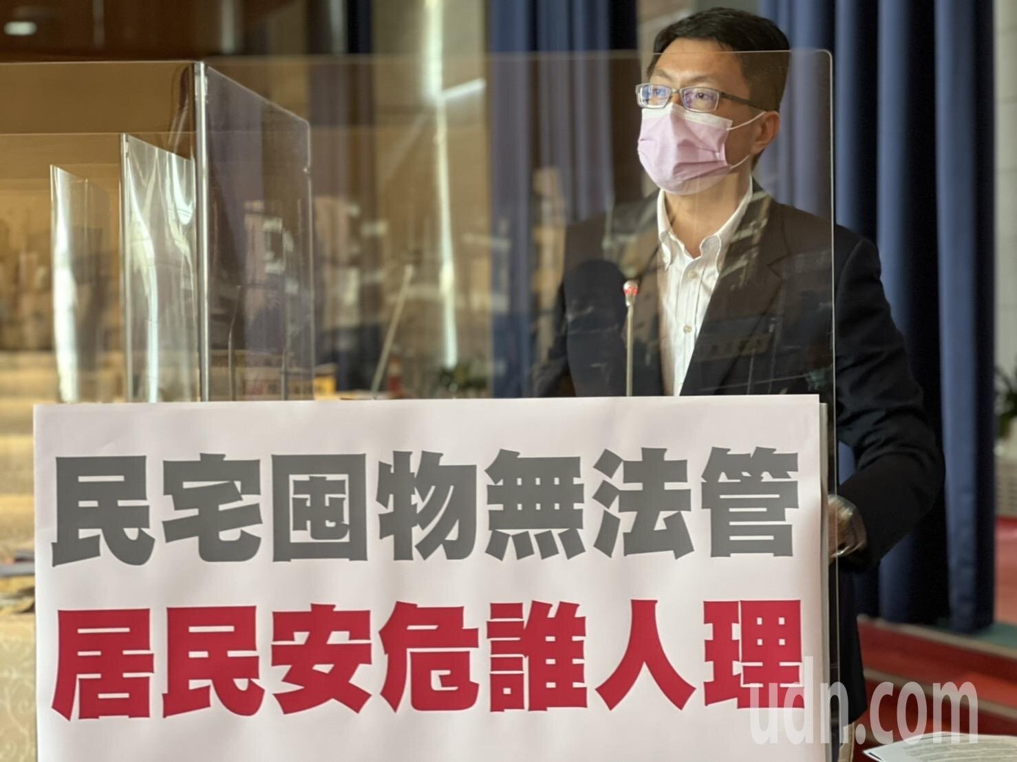 台中市議員林德宇指出，大里有民宅囤物，造成鄰居莫大困擾，社會局長表示將請民間團體協助，一起解決。記者陳秋雲／攝影 