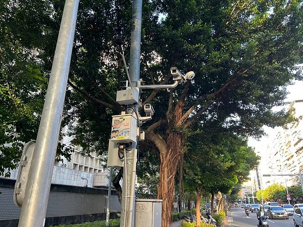 北市9月再新增2套設置固定式聲音照相系統,預計明年3月全市有20套,圖為基隆路聲音照相系統。圖/北市環保局提供
