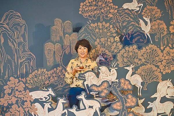 台東縣長饒慶鈴攜手故宮,把台東鹿野過去群鹿奔馳的歷史背景,與故宮文物「明萬曆五彩百鹿尊」及「清康熙宜興胎畫琺瑯萬壽長春海棠式壺」的意象結合,期望將台東的紅烏龍茶推向國際。(台東縣政府提供)