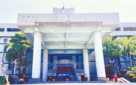 吳岱霖為首的舞弊集團,5年來利用電子設備協助99名考生考進中鋼、中油、台電三大國營企業,高雄地檢署14日依詐欺罪起訴吳男等5人。(楊舒婷攝)