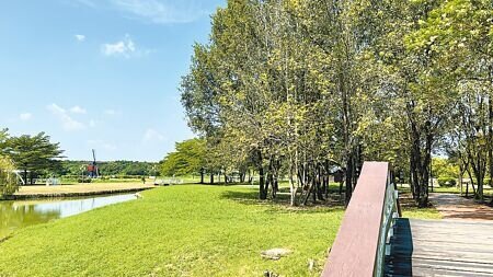 台南市德元埤荷蘭村今年重新委外營運,新的委外業者擬規畫露營升級、辦市集衝人。(張毓翎攝)