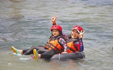 高雄市美濃區漂漂河小有知名度,近年來吸引不少遊客前往體驗水上活動。(林雅惠攝)