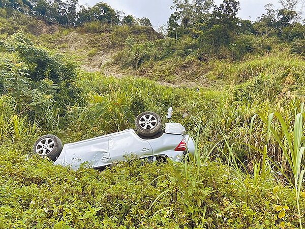 藤枝國家森林遊樂區發生休旅車墜谷意外,造成1死、1重傷、3人輕傷。(警方提供/林雅惠高雄傳真)