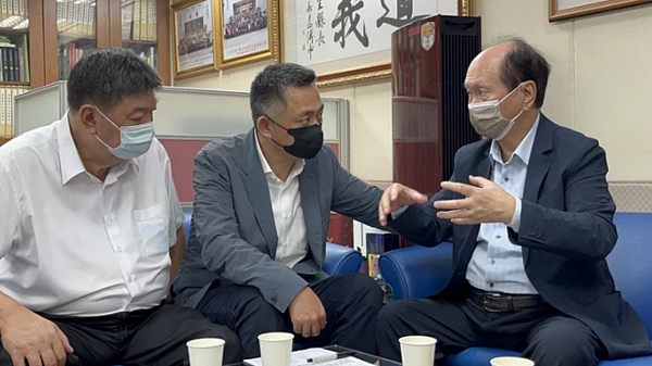 金門縣長楊鎮浯、連江縣立委陳雪生昨與公共工程委員會主委吳澤成等人開會研商,盼解決離島缺工的問題。圖/金門縣府提供