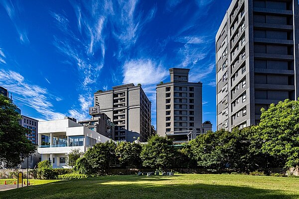 「貴暘御景」住戶可直接享有西本願寺廣場「後花園」及永久棟距,是非常珍貴的「一方寧靜天地」。圖/貴暘御景提供
