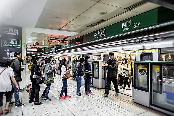 西門捷運站是板南線、松山新店線的交會站,聯外交通四通八達。圖/貴暘御景提供