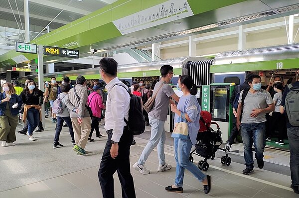 台中捷運第1000萬名的幸運兒乘客於9月9日晚間6點38分出現在市政府。圖/台中市政府提供