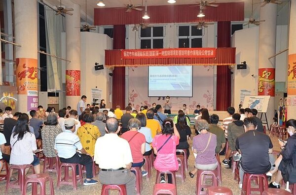 永康區中華里活動中心舉辦第一期藍線環境影響評估公開會議。圖／交通局提供