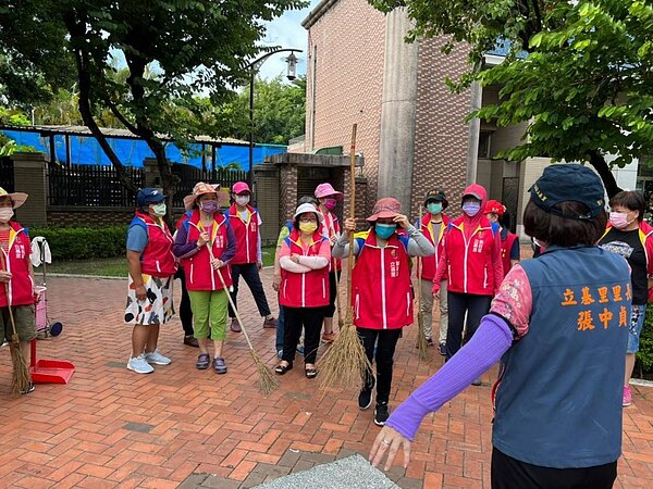 里長帶領環保志工揮灑汗水清潔社區。圖／張中貞里長臉書提供
