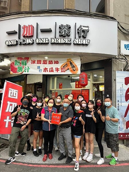 里內愛心茶行捐助資金給中低收入戶。圖／張中貞里長臉書提供