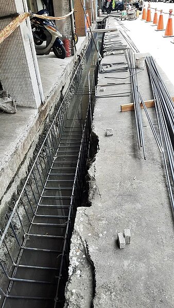 里長安排工務課重新翻修水溝。圖／張中貞里長臉書提供
