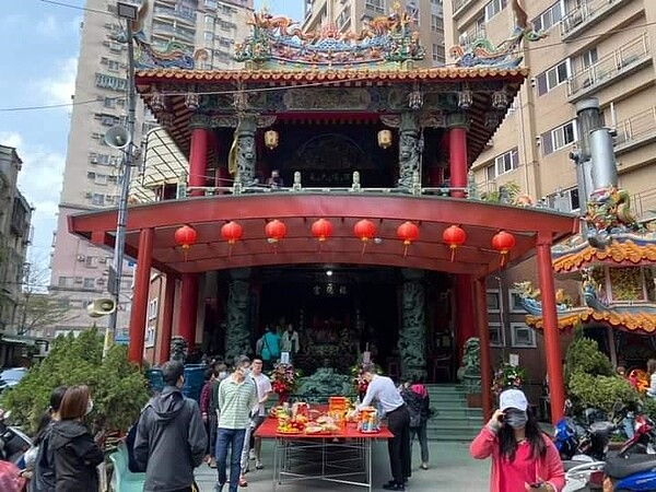 福德宮銀髮共餐，歡喜菩薩在身邊。圖／易小滿攝
