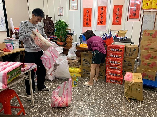 里長不遺餘力的幫助社區弱勢家庭使其衣食無虞。圖／合鳳里辦公室臉書提供
