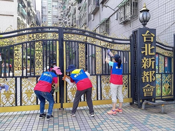 清潔家園時重視每個角落。圖／張中貞里長臉書提供
