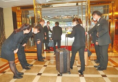 台北神旺大飯店員工離情依依送走最後一位住房客人。(劉宗龍攝)