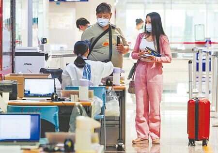 中央流行疫情指揮中心15日表示,16、17日各有次世代疫苗80萬劑抵台,預計下周起分階段開打。中央流行疫情指揮中心14日召開專家會議,專家建議直接將「3+4」改為「0+7」。同時開放團客、自由行,指揮中心發言人莊人祥15日在記者會上透露,10月份有機會。圖為桃園機場入境的旅客。(陳麒全攝)