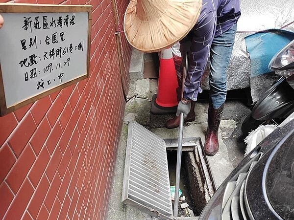 里長清潔社區時,每個角落皆不放過。圖/合鳳里辦公室臉書提供