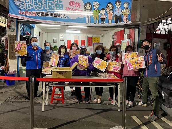 里長宣導防疫知識。圖/合鳳里辦公室臉書提供