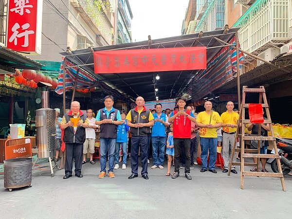 里長與社區宮廟進行普度祈福活動。圖/合鳳里辦公室臉書提供