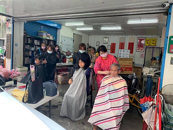 義剪為里民打造一顆非凡時尚的頭。圖/合鳳里辦公室臉書提供