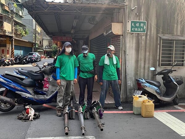 里長定期施作社區消毒,預防登革熱及新冠病毒,圖/合鳳里辦公室臉書提供