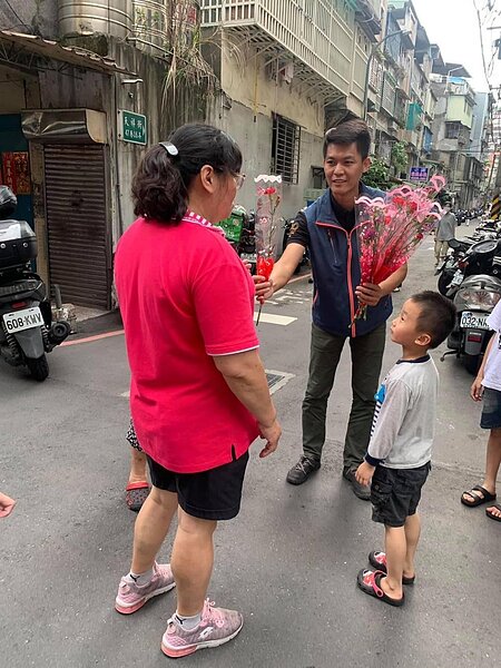 里長親自為社區婆婆媽媽送上真摯的祝福。圖/合鳳里辦公室臉書提供