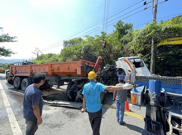 衝破護欄、滾落邊坡的砂石車被吊起來之後,邊坡下方的鐵路下午恢復正常通行。圖/台鐵提供