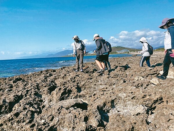 在導覽人員帶領下，遊客參加屏東車城鄉後灣社區生態旅遊。記者劉星君／攝影 