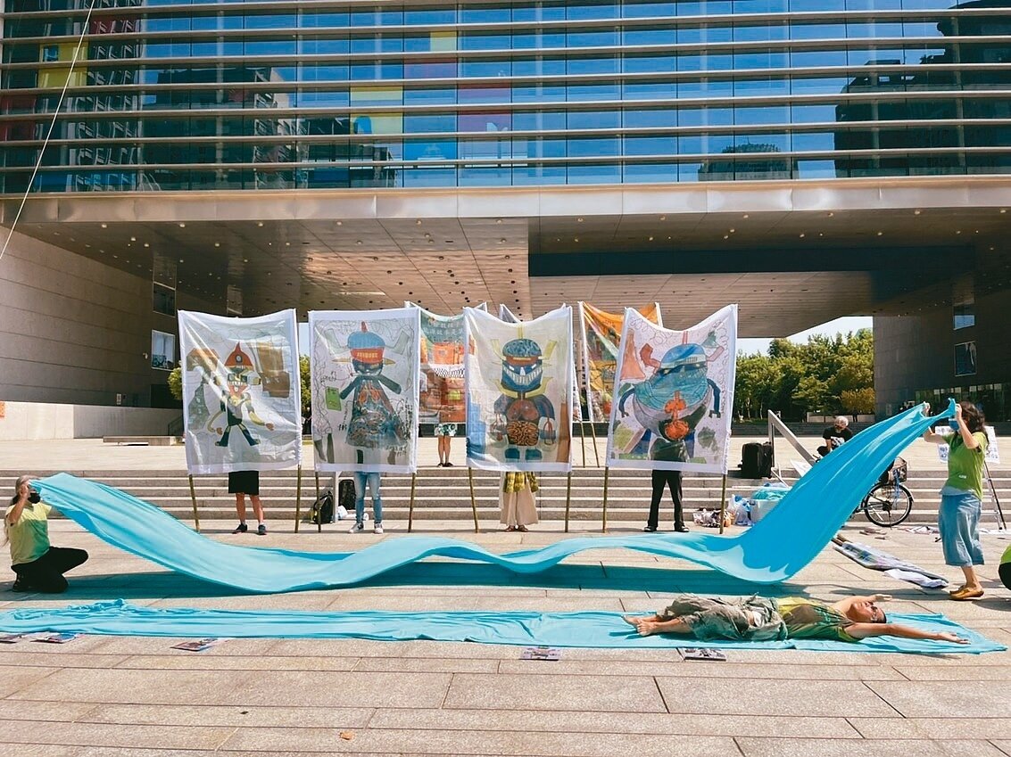 台積電在中科擴廠,環團擔憂水電用量與碳排暴增,後天在台中舉辦反空汙大集會,昨演出行動劇抗議。記者余采瀅/攝影