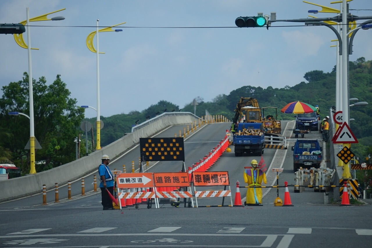 花蓮市十六股大道跨鐵路橋正施工置換伸縮縫，預計工期到11月中旬。記者王燕華／攝影 