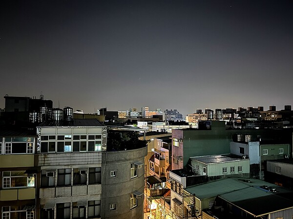 南桃園陸續傳出有許多民眾聞到燒焦及塑膠味。記者朱冠諭/攝影