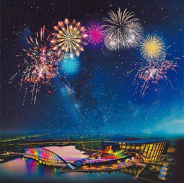 今年國慶焰火移師嘉義縣,當晚將在故宮南院外圍施放2萬5000顆焰火彈、長達30分鐘。為測試效果,主辦單位9月20日晚間7點30分將在南院院區外西側試放焰火3分鐘,搭配1分鐘水舞光雕秀演出,供民眾搶先看。圖為國慶焰火秀模擬圖。(嘉義縣文化觀光局提供/呂妍庭嘉義傳真)