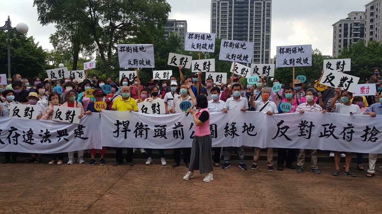 為反對新北市政府,在新莊頭前運動公園,興建防災教育科技博物館,今天上午上百名當地居民,集結在頭前運動公園拉白布條抗議。記者曾伯愷/攝影