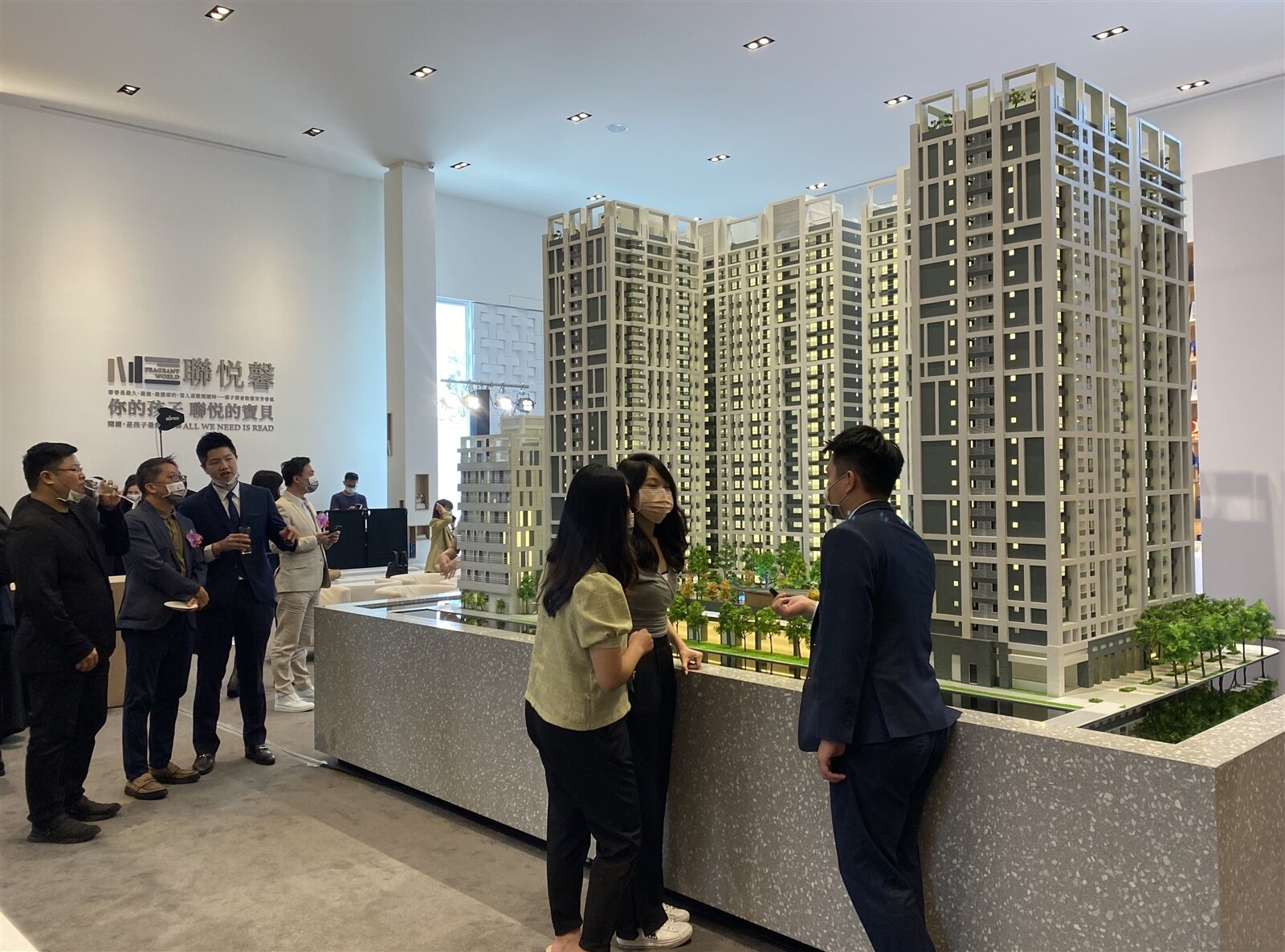 台灣蔦屋與聯悅建設昨簽約,在台中港特定區打造台灣首座TSUTAYA BOOKSTORE灣區街邊店。記者趙容萱/攝影