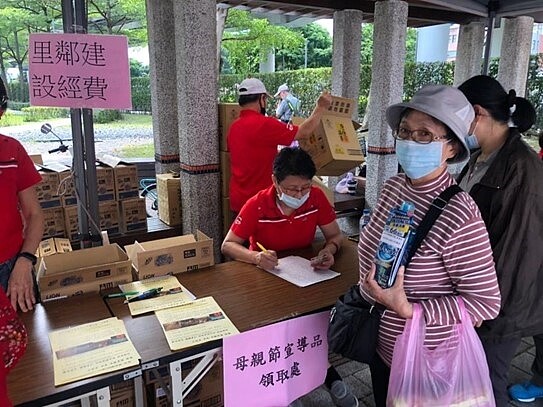正得里於母親節時發放宣導品，以表達對母親的感謝。圖／取自台北市鄰里服務網
