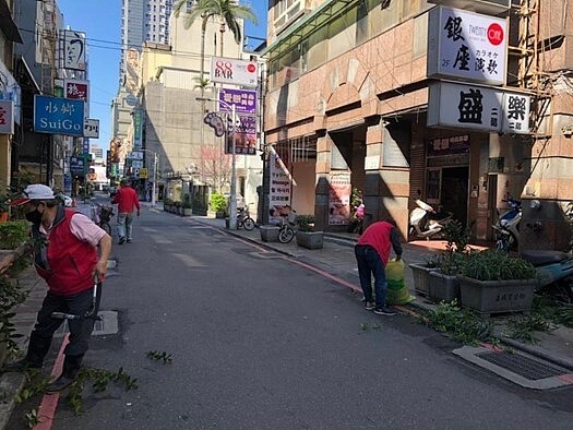 不論風吹日曬，環保志工都會出動打掃正得里的環境。圖／取自台北市鄰里服務網