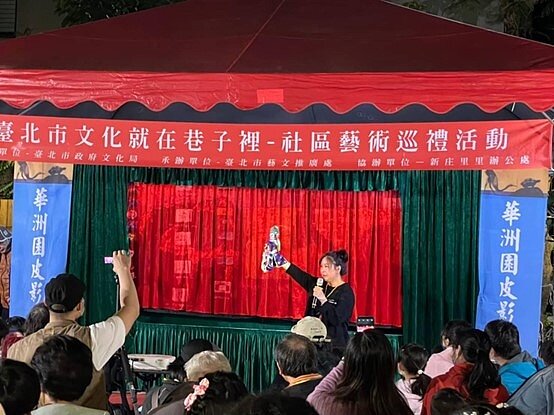 鄧麗珠搭配臺北市文化就在巷子里活動，為里民舉辦不同藝文活動，如皮影戲，音樂會等。圖／鄧麗珠提供