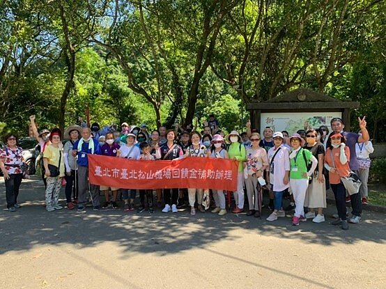 鄧麗珠說，因為鄰近松山機場，里區可以得到噪音回饋金，她會將這筆回饋金運用在里民身上，辦理出遊活動。圖／鄧麗珠提供
