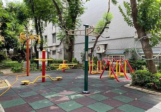 鄧麗珠表示現在很多人喜歡運動，特別增設運動器材讓里民活動。圖／鄭曉雯攝
