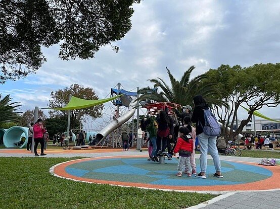 新生公園於2021年新設兒童遊樂區，讓小朋友增加肢體活動量，也增進親子互動。圖／鄧麗珠提供

