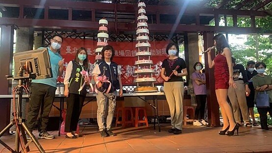 新庄里母親節活動時會有兩個多層的大蛋糕以及咖啡，讓參與活動的里民享用。圖／鄧麗珠提供
