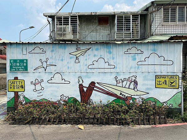 雖然由於航線區域無法改建，但莊欽億仍爭取經費活化社區。圖／鄭曉雯攝
