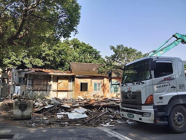 里長進行中心新村重建翻修。圖／五倍創臉書專頁提供 