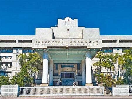 新加坡籍許姓男子和太太陳姓女子來台自助行被黃姓聯結車司機駕車撞傷,陳女傷勢最嚴重,視力和中樞神經系統受損,餘生要坐輪椅。高雄地院簡易庭認定陳女的勞動能力減損達62%,依新加坡當地基本工資7萬3000元計算,判黃男和貨運行要賠1257萬元,可上訴。(本報資料照片)