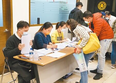 新冠肺炎疫情衍生防疫保單之亂,立委高嘉瑜痛批金管會任憑業者擺爛,對於保戶權益受損視若無睹。圖為去年民眾搶買防疫保單盛況。(本報資料照片)