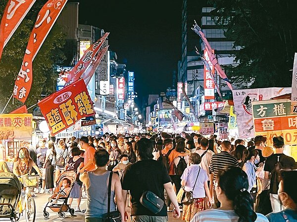 嘉義市審計室指嘉義市觀光景點半徑500公尺內的公有停車場都未設電動汽車充電樁,要求改善。圖為文化路商圈。圖/聯合報系資料照