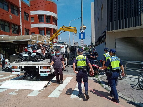 員林警分局15日起在火車站周邊光復街、民權街等道路針對占用人行道違停車輛加強取締和拖吊。圖/警方提供