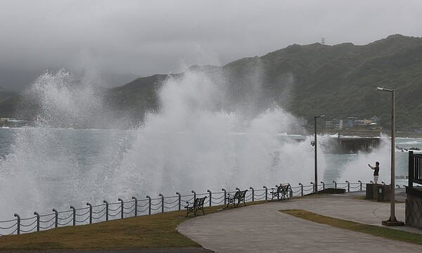 北部、東半部至恆春半島以及馬祖要注意沿海還是可能有長浪威脅，在海邊活動要注意安全。圖／聯合報系資料照