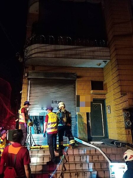 桃園大溪區16日晚間6時許發生火警,救出1名五旬男子送醫救治。記者翁唯真/翻攝